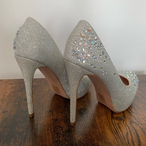 ❌SOLD❌ Fabulicious rhinestone pumps - Picture 4 of 4